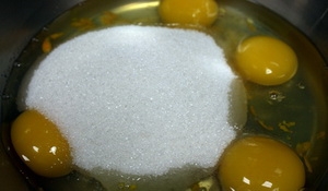 змішуємо в мисці яйця з цукром і сіллю