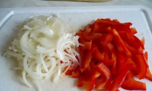 нарізаємо перець і цибулю