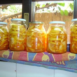 банки з лимонами