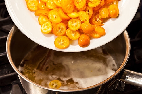 кумкват в каструлі