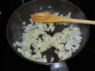 Обсмажуємо цибулю