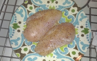 натираємо куряче філе спеціями і сіллю