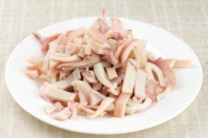 Нарізаємо кальмар соломкою