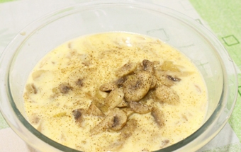 додаємо в яєчно-молочну масу смажені овочі