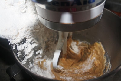 додаємо в суміш борошно