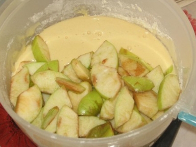 Перемішуємо шматочки яблук з масою