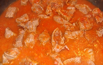 тушкуємо свинину в томатній підливці