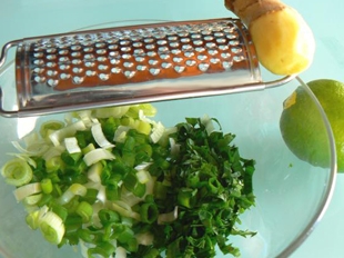 Подрібнюємо на тертці свіжий імбир