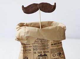 Вуса з шоколаду на паличці