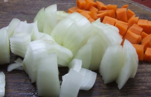 нарізаємо цибулю і моркву