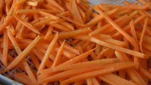 раскидываем моркву на деко