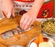 нарізаємо оселедець