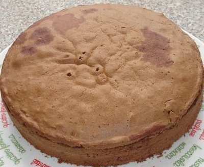 Накриваємо торт другим коржем