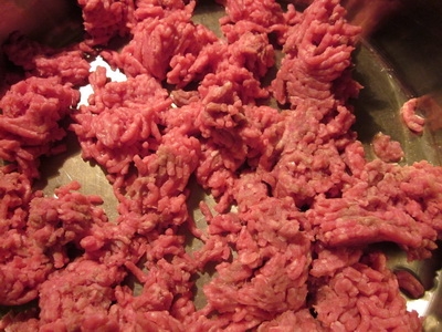 пропускаємо мясо через м'ясорубку