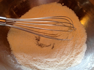 перемішуємо борошно з розпушувачем і сіллю