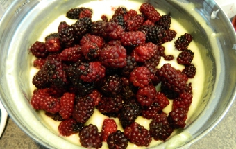 додаємо в тестову суміш ягоди