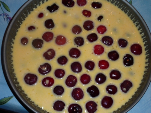 заливаємо вишню тестом