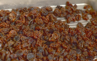 промиваємо родзинки під водою