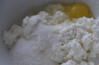 змішуємо сир з яйцем