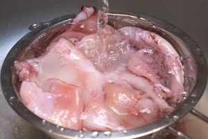 Другий етап підготовки кальмара до салату