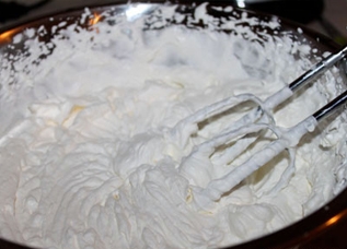 збиваємо сметану з цукром