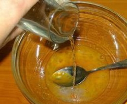 Вливаємо чисту воду яйце