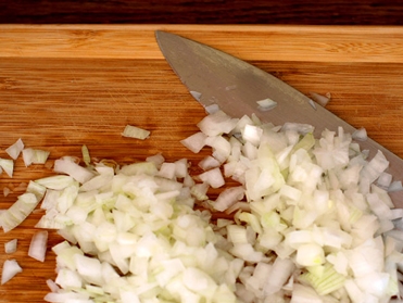 подрібнюємо цибулю