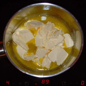 маргарин в каструлі