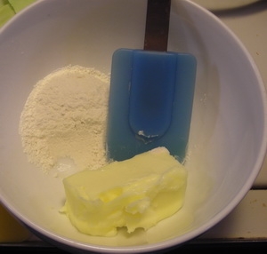 змішуємо борошно з маслом