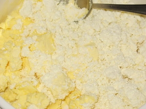 змішуємо масло з яйцями і цукром і додаємо сир