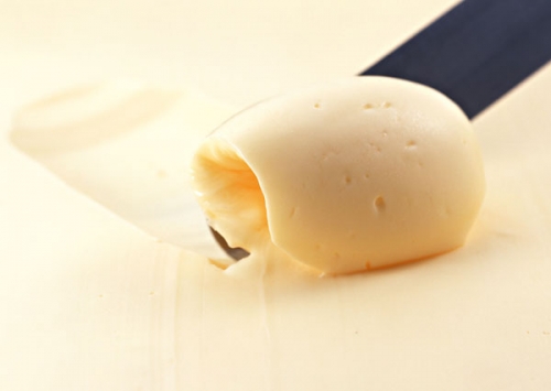 змащуємо булочку маслом