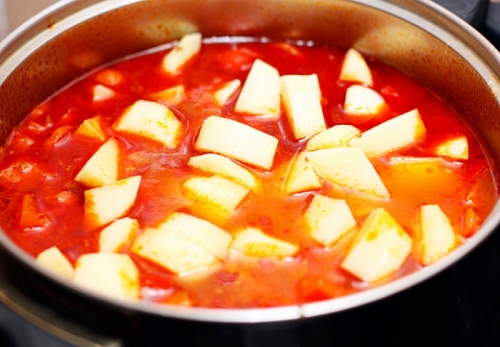 додаємо овочі в каструлю