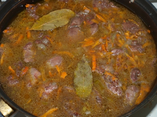 Додаємо інші інгредієнти і заливаємо водою