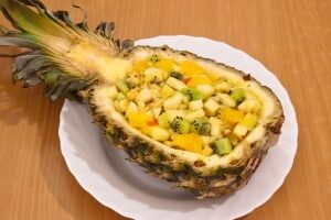 Фруктовий салат в ананасі
