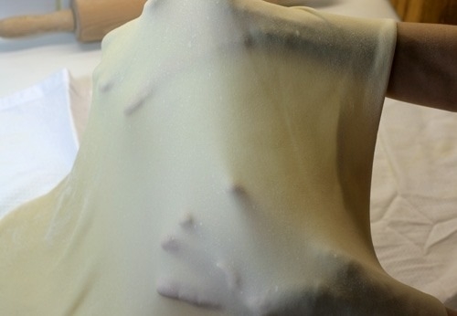 акуратно розтягуємо тісто