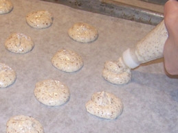 наливаємо тісто невеликими порціями на деко