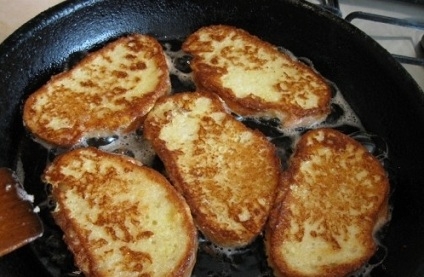 Обсмажуємо грінки до золотистого кольору.