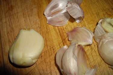 видаляємо з лушпиння часнику