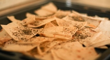 Обсипаємо чіпси спеціями