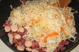смажимо м'ясні продукти з квашеною капустою