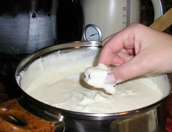 Маку кожен шматочок пісочного коржа в сметанний крем