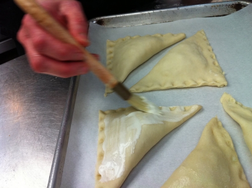 змащуємо пиріжки вершками