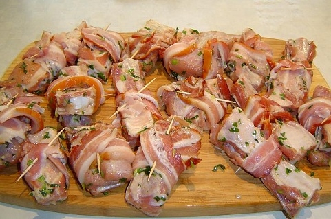 Загортаємо ребра в бекон