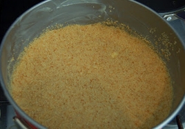 викладаємо шматочки печива в маслі у форму для запікання