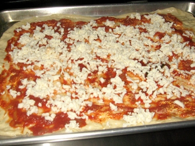 посипаємо піцу сиром
