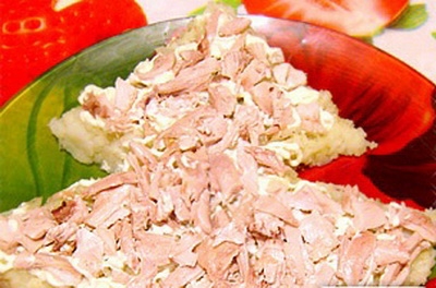 Починаємо викладати шари салату