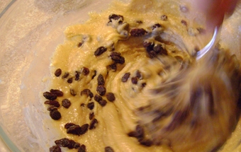 висипаємо в тестову масу родзинки