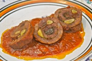 Закусочні рулетики з яловичиною і горіхами