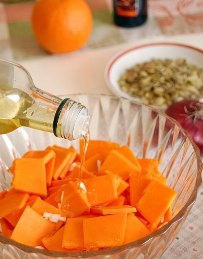 заправляємо гарбуз часником і олією