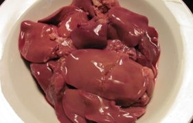 очищаємо курячу печінку від жилок